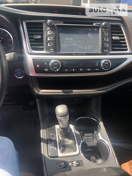 Позашляховик / Кросовер Toyota Highlander 2017 в Львові