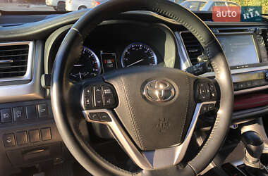 Внедорожник / Кроссовер Toyota Highlander 2017 в 