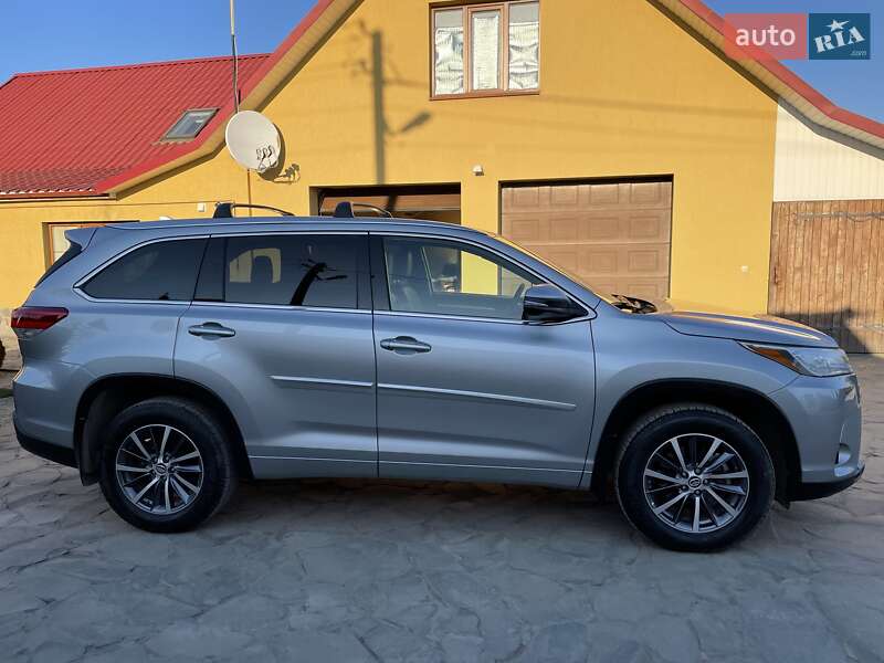 Внедорожник / Кроссовер Toyota Highlander 2018 в Ивано-Франковске