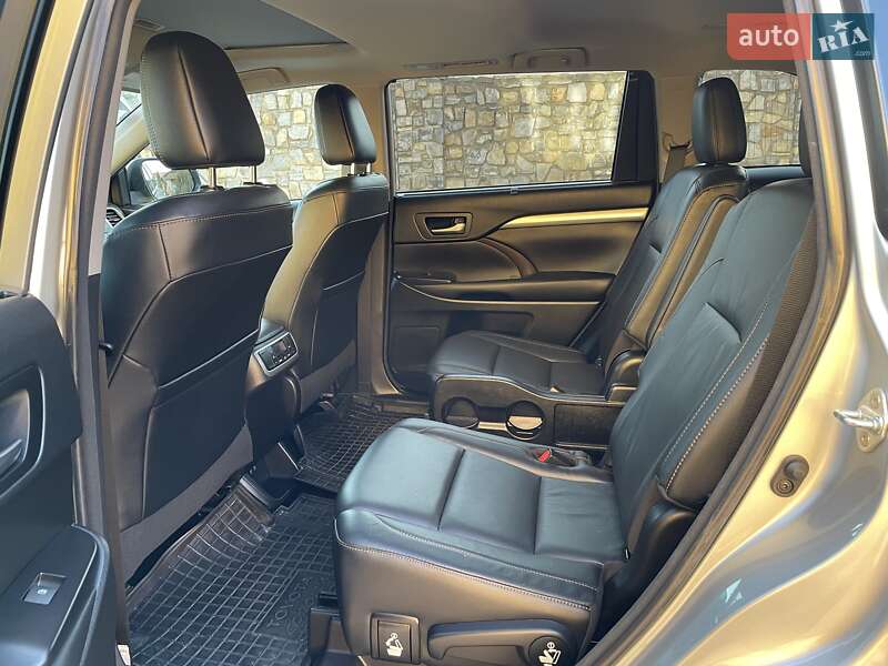Внедорожник / Кроссовер Toyota Highlander 2018 в Ивано-Франковске