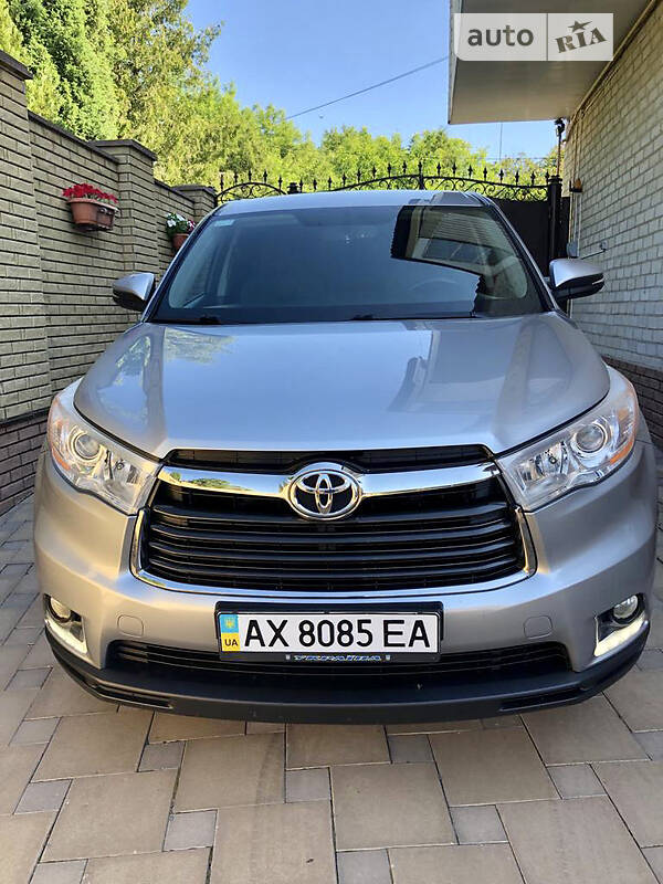 Внедорожник / Кроссовер Toyota Highlander 2015 в Богодухове