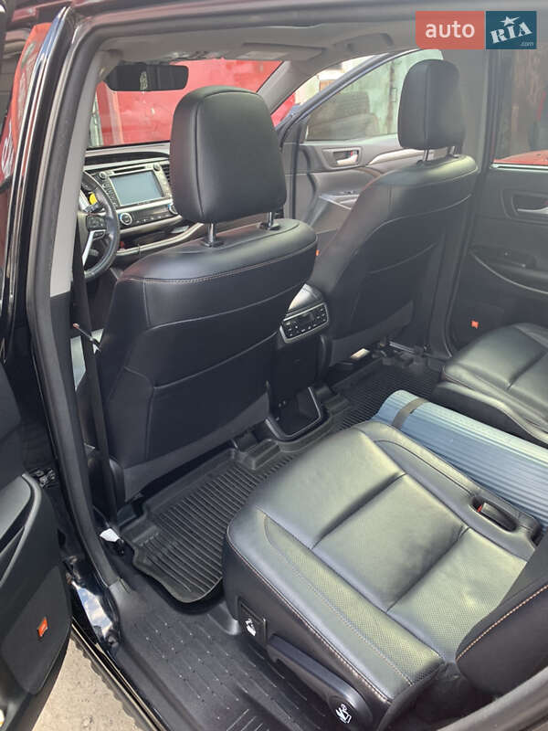 Позашляховик / Кросовер Toyota Highlander 2017 в Львові