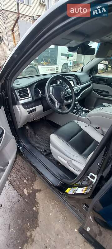 Внедорожник / Кроссовер Toyota Highlander 2018 в Чернигове