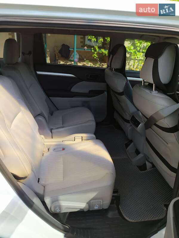 Внедорожник / Кроссовер Toyota Highlander 2017 в Хмельницком