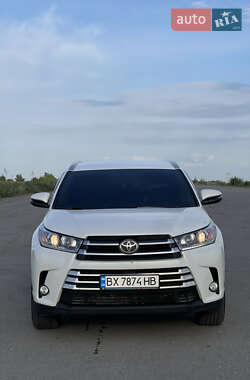 Позашляховик / Кросовер Toyota Highlander 2018 в 