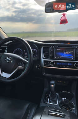Позашляховик / Кросовер Toyota Highlander 2018 в 