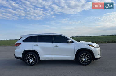 Позашляховик / Кросовер Toyota Highlander 2018 в 