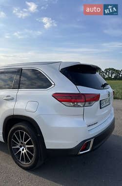 Позашляховик / Кросовер Toyota Highlander 2018 в 