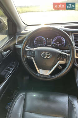 Позашляховик / Кросовер Toyota Highlander 2018 в 