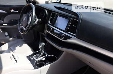 Внедорожник / Кроссовер Toyota Highlander 2017 в 