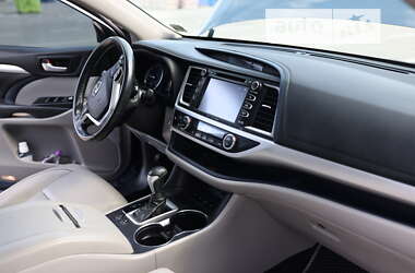 Внедорожник / Кроссовер Toyota Highlander 2017 в 