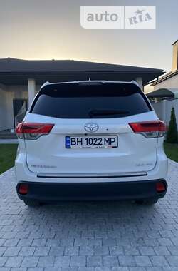 Внедорожник / Кроссовер Toyota Highlander 2017 в 