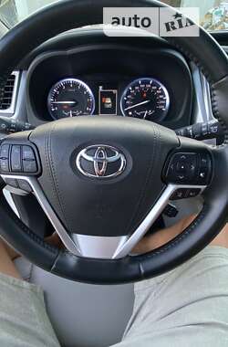 Внедорожник / Кроссовер Toyota Highlander 2017 в 