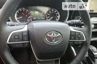 Позашляховик / Кросовер Toyota Highlander 2023 в 
