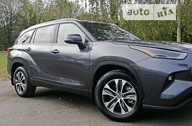 Позашляховик / Кросовер Toyota Highlander 2023 в 