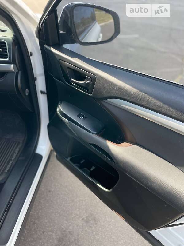 Позашляховик / Кросовер Toyota Highlander 2017 в Кривому Розі