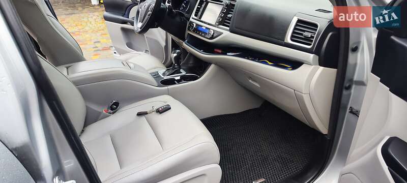 Внедорожник / Кроссовер Toyota Highlander 2018 в Луцке
