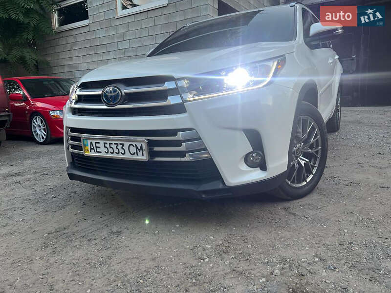 Внедорожник / Кроссовер Toyota Highlander 2017 в Днепре