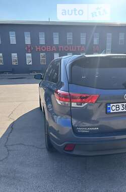 Внедорожник / Кроссовер Toyota Highlander 2017 в Чернигове