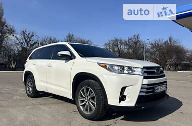 Внедорожник / Кроссовер Toyota Highlander 2017 в Сумах