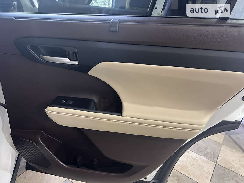 Внедорожник / Кроссовер Toyota Highlander 2020 в Львове