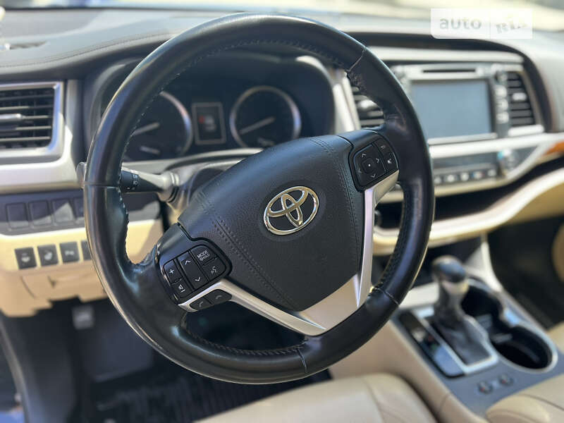 Внедорожник / Кроссовер Toyota Highlander 2019 в Хмельницком
