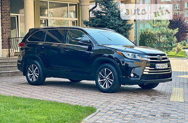 Внедорожник / Кроссовер Toyota Highlander 2017 в Киеве