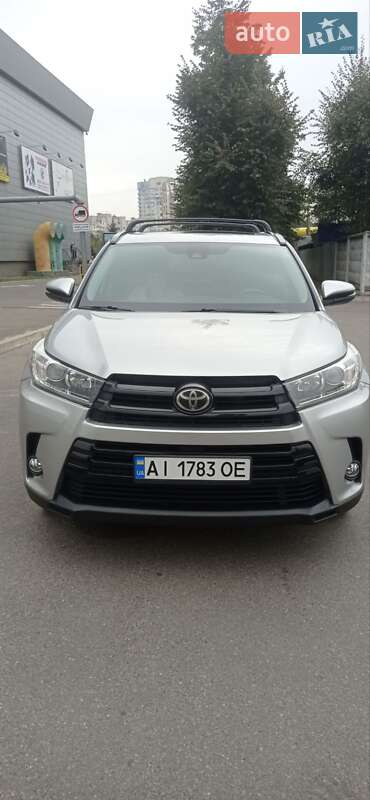 Позашляховик / Кросовер Toyota Highlander 2017 в 