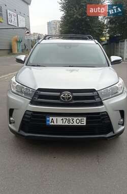 Позашляховик / Кросовер Toyota Highlander 2017 в 
