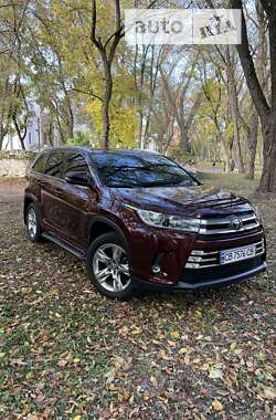 Внедорожник / Кроссовер Toyota Highlander 2017 в Чернигове