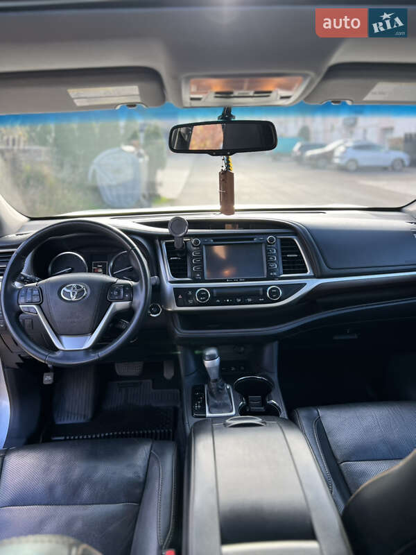 Внедорожник / Кроссовер Toyota Highlander 2016 в Луцке