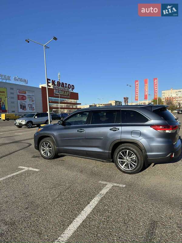 Позашляховик / Кросовер Toyota Highlander 2019 в Чернівцях