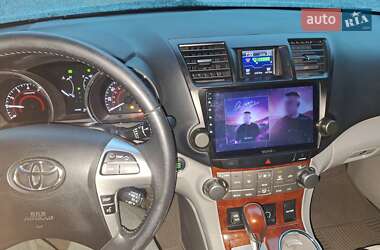 Внедорожник / Кроссовер Toyota Highlander 2013 в 