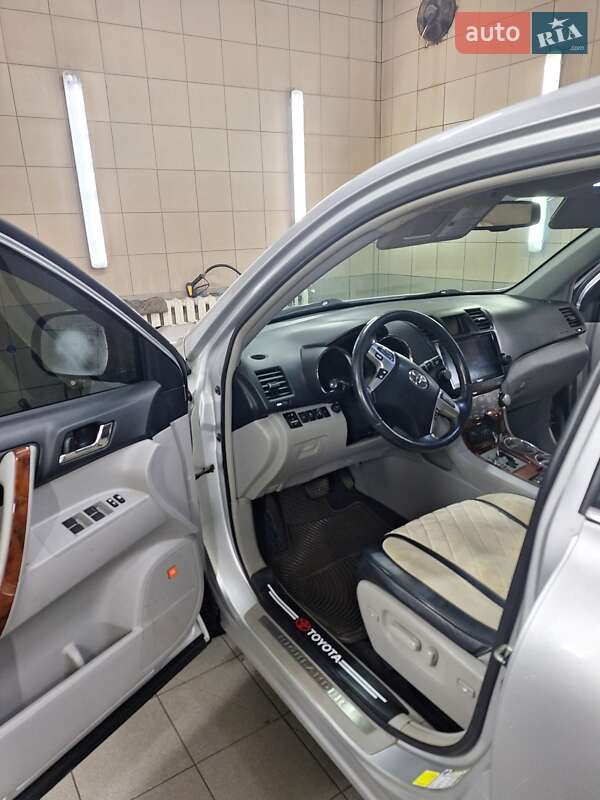 Позашляховик / Кросовер Toyota Highlander 2013 в Монастирищеві