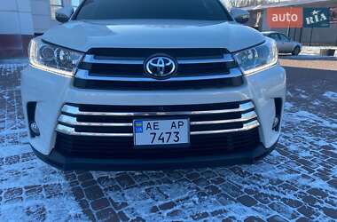 Позашляховик / Кросовер Toyota Highlander 2016 в Кам'янському