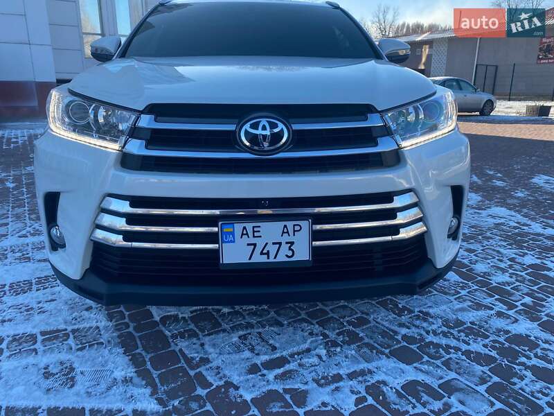 Позашляховик / Кросовер Toyota Highlander 2016 в Кам'янському