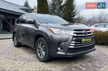 Позашляховик / Кросовер Toyota Highlander 2017 в Львові