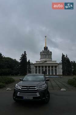 Позашляховик / Кросовер Toyota Highlander 2017 в 