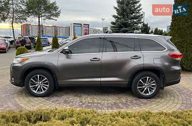 Позашляховик / Кросовер Toyota Highlander 2017 в Львові