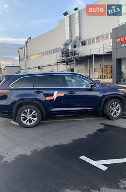 Внедорожник / Кроссовер Toyota Highlander 2015 в 