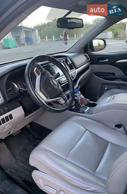 Внедорожник / Кроссовер Toyota Highlander 2015 в 