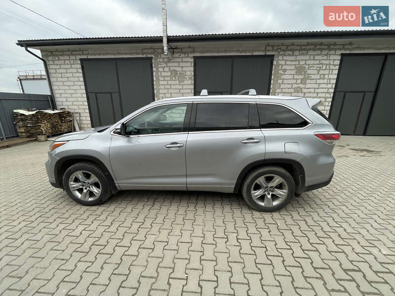 Внедорожник / Кроссовер Toyota Highlander 2016 в Хмельницком