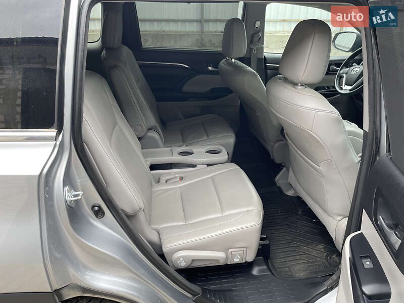 Внедорожник / Кроссовер Toyota Highlander 2016 в Хмельницком