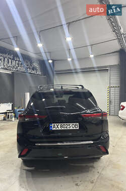 Внедорожник / Кроссовер Toyota Highlander 2021 в 