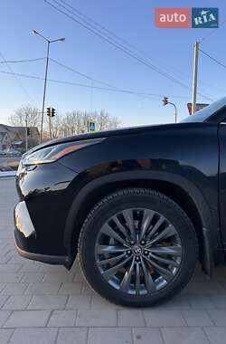 Внедорожник / Кроссовер Toyota Highlander 2022 в 