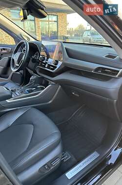 Внедорожник / Кроссовер Toyota Highlander 2022 в 