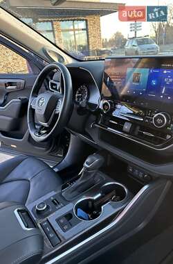 Внедорожник / Кроссовер Toyota Highlander 2022 в 
