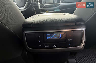 Внедорожник / Кроссовер Toyota Highlander 2016 в 