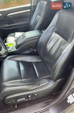 Внедорожник / Кроссовер Toyota Highlander 2014 в 