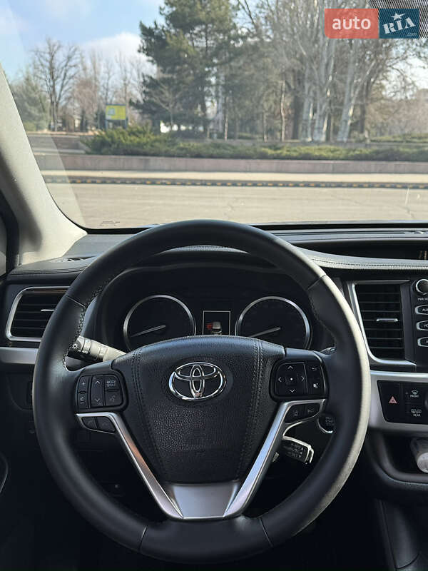Внедорожник / Кроссовер Toyota Highlander 2017 в Николаеве
